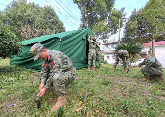 民兵搭帳篷。受訪單位供圖