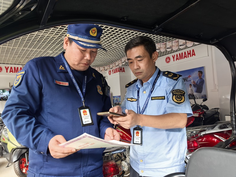 检查人员对电动自行车、电动摩托车销售门店在售车辆手续进行检查核实（单位供图）