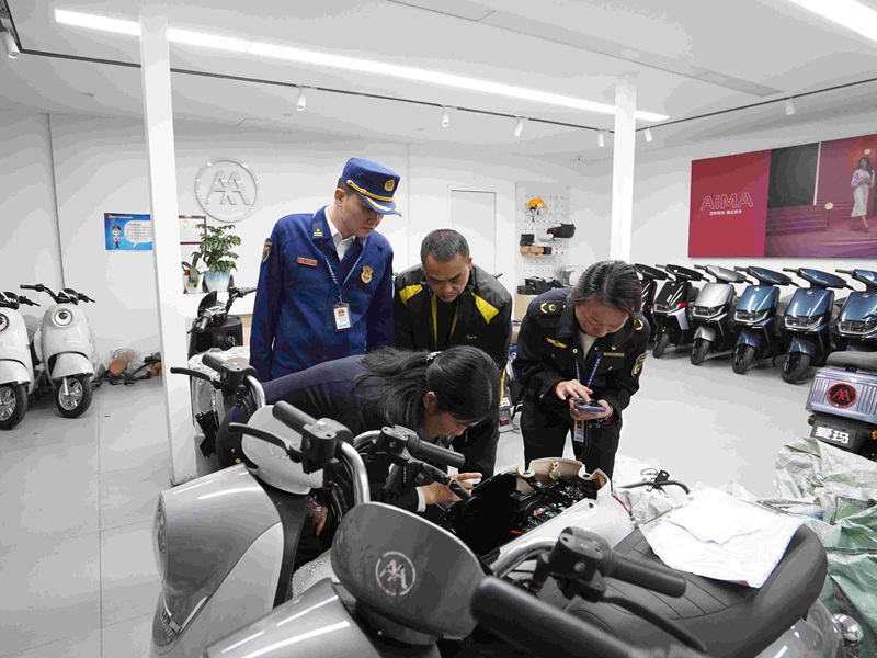 检查人员对在售电动自行车、电动摩托车是否存在非法改装、拼装进行检查（单位供图）