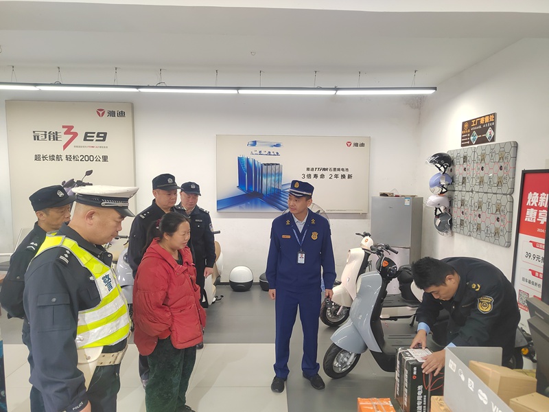检查人员对电动自行车、电动摩托车销售及维修店铺抽检相关商品及各类配件（单位供图）