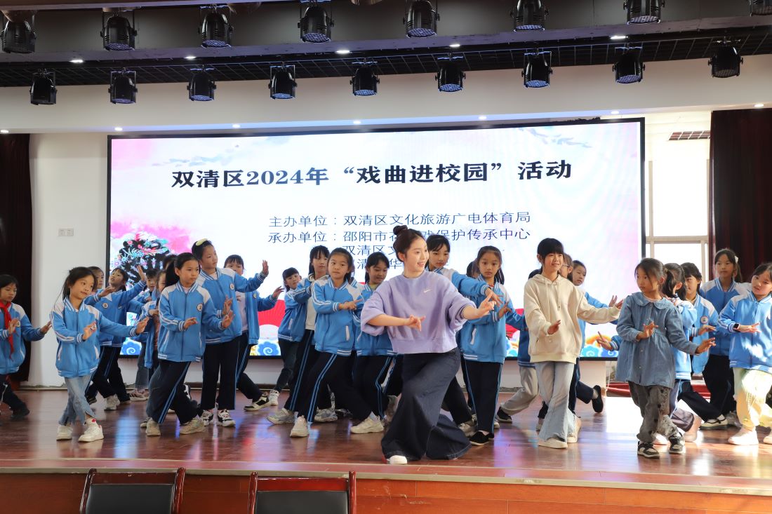 孩子们近距离学习戏曲手势。苏微摄