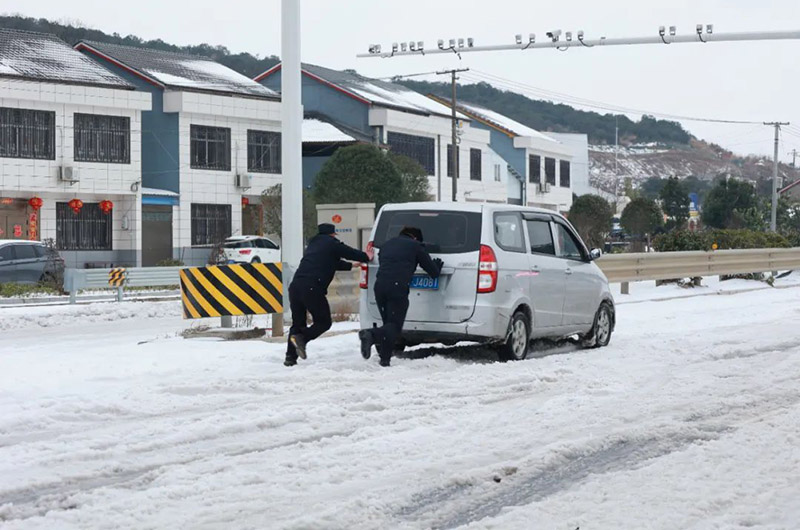 民警化身“推車俠”。單位供圖