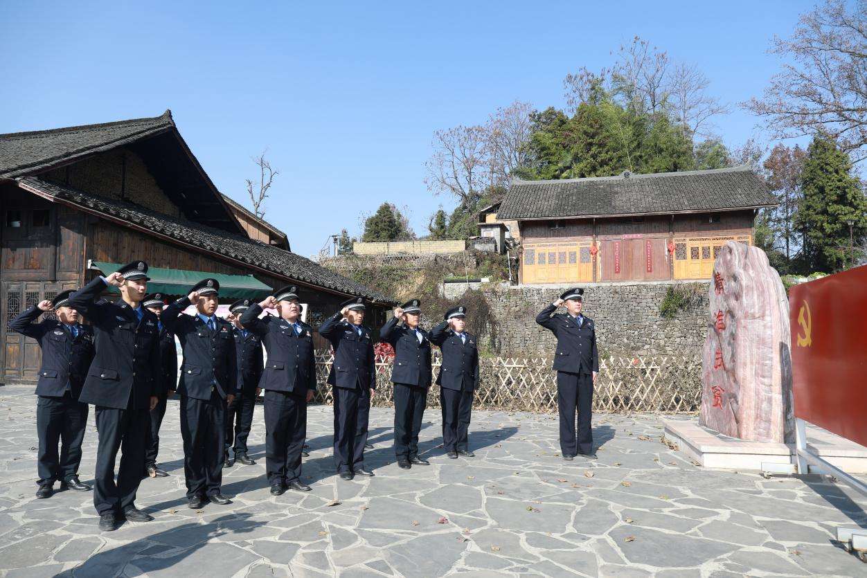 十八洞派出所组织党员民警重温入党誓词。单位供图