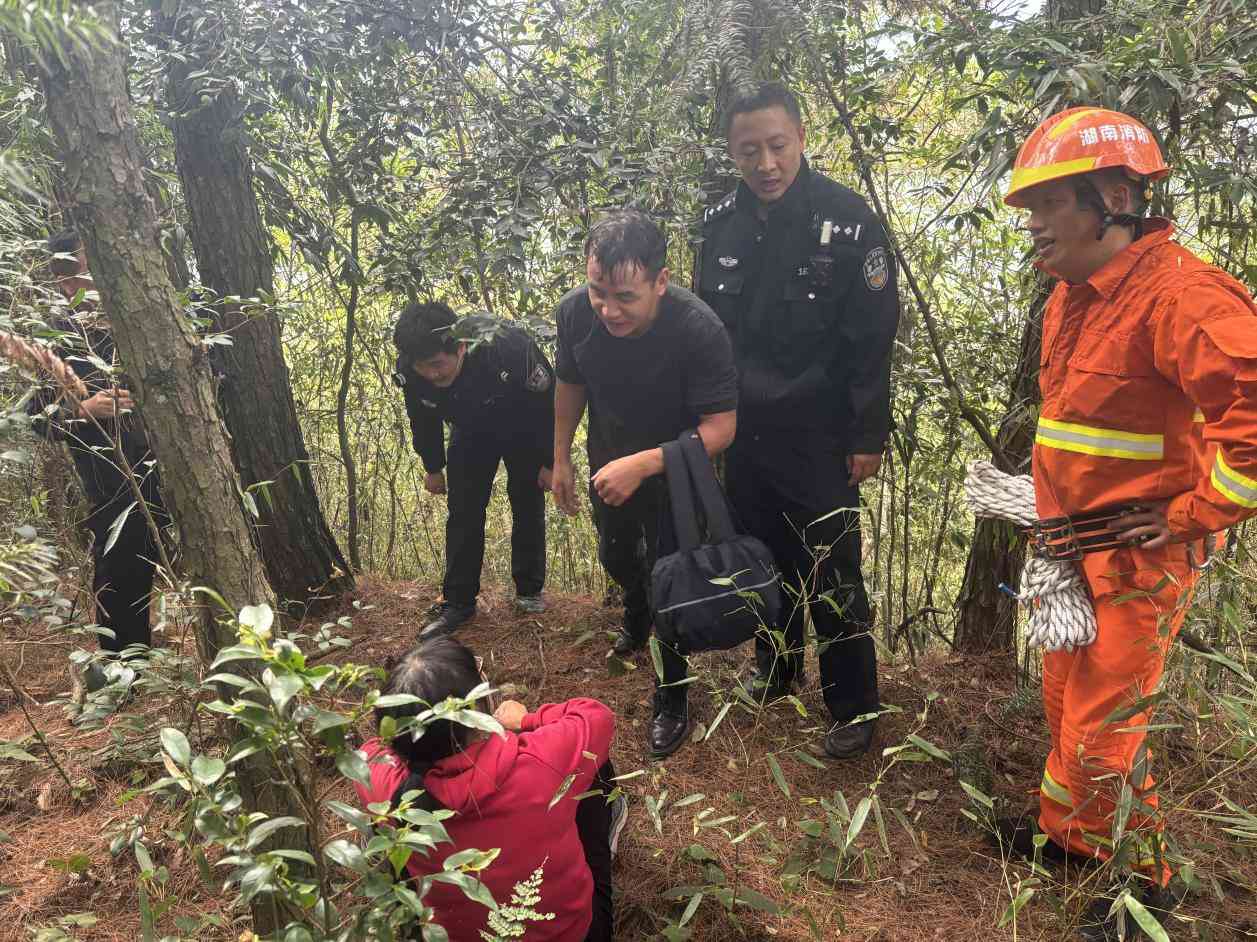 十八洞派出所民辅警救助迷路游客。单位供图