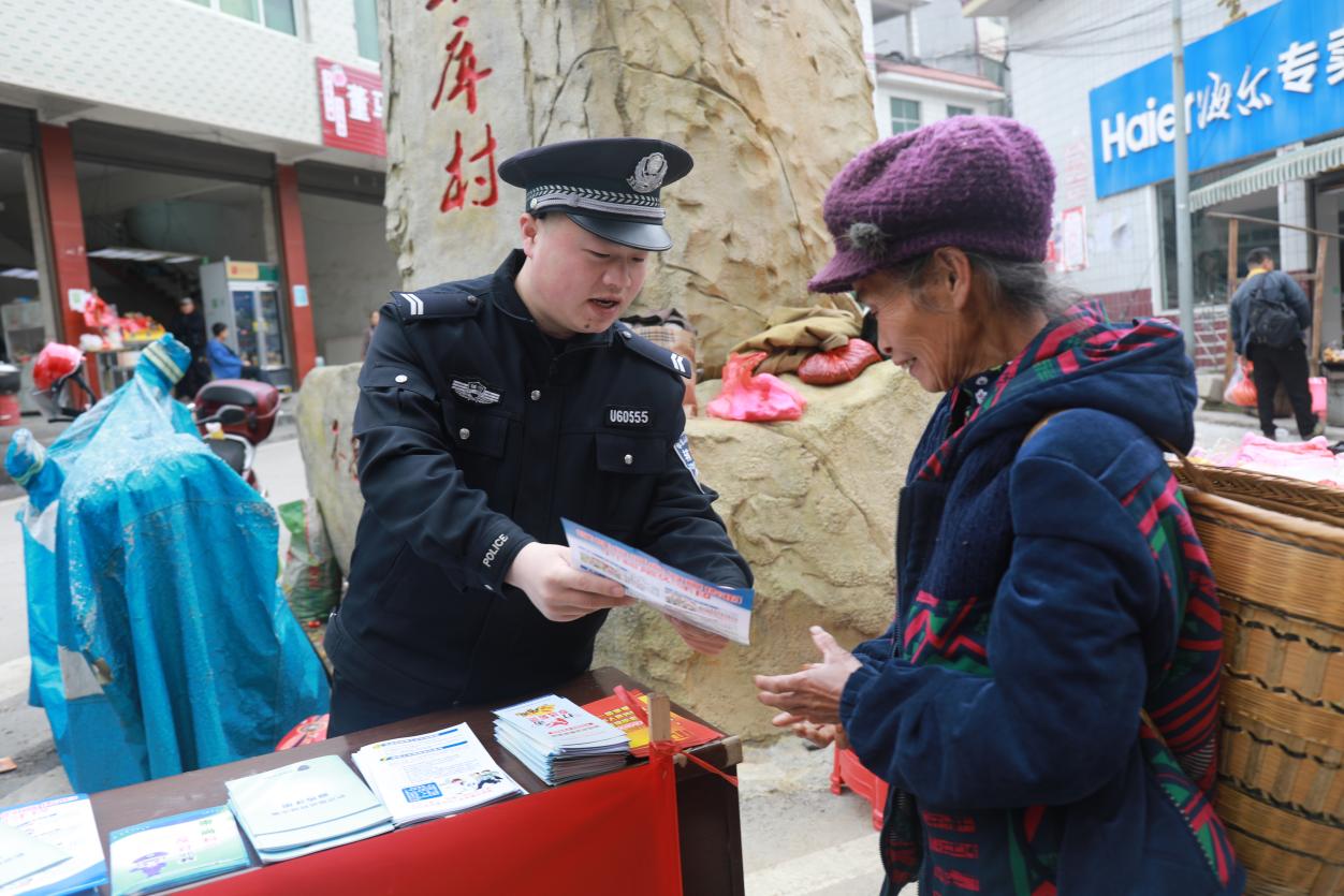 十八洞派出所民辅警在流动集市警务点为群众提供警务服务。单位供图