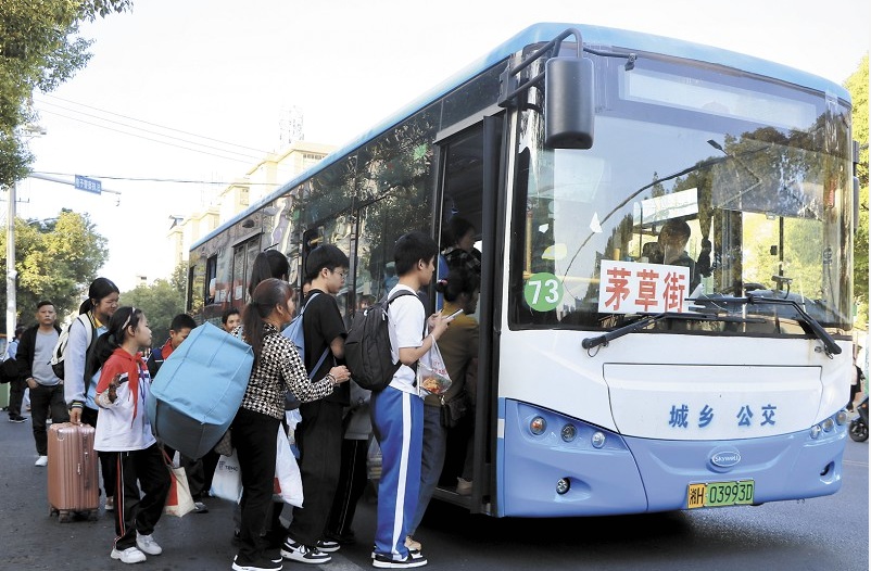 通往鄉鎮的客車有序搭載乘客。劉馨予攝