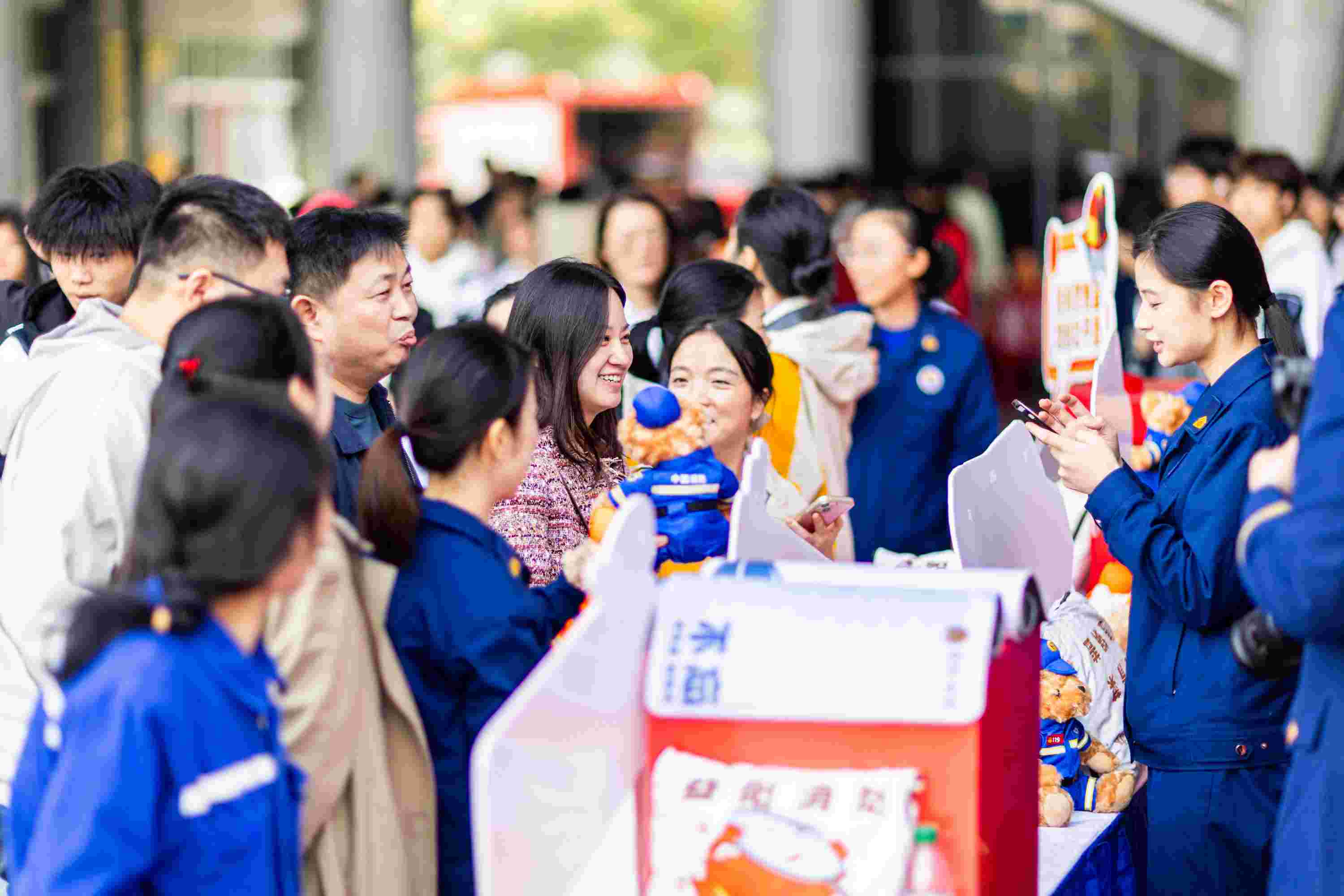 益阳消防文创产品”有奖问答“活动现场（单位供图）