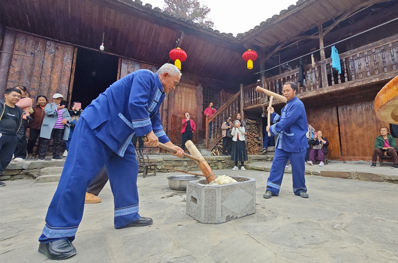 打糍粑。人民网记者 刘宾摄