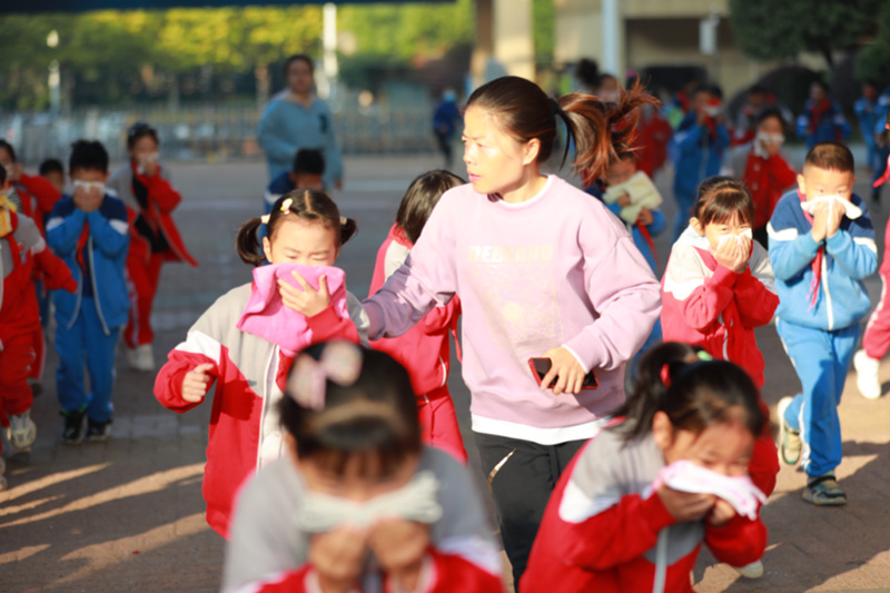 老师带着学生紧急疏散。肖梓璇摄