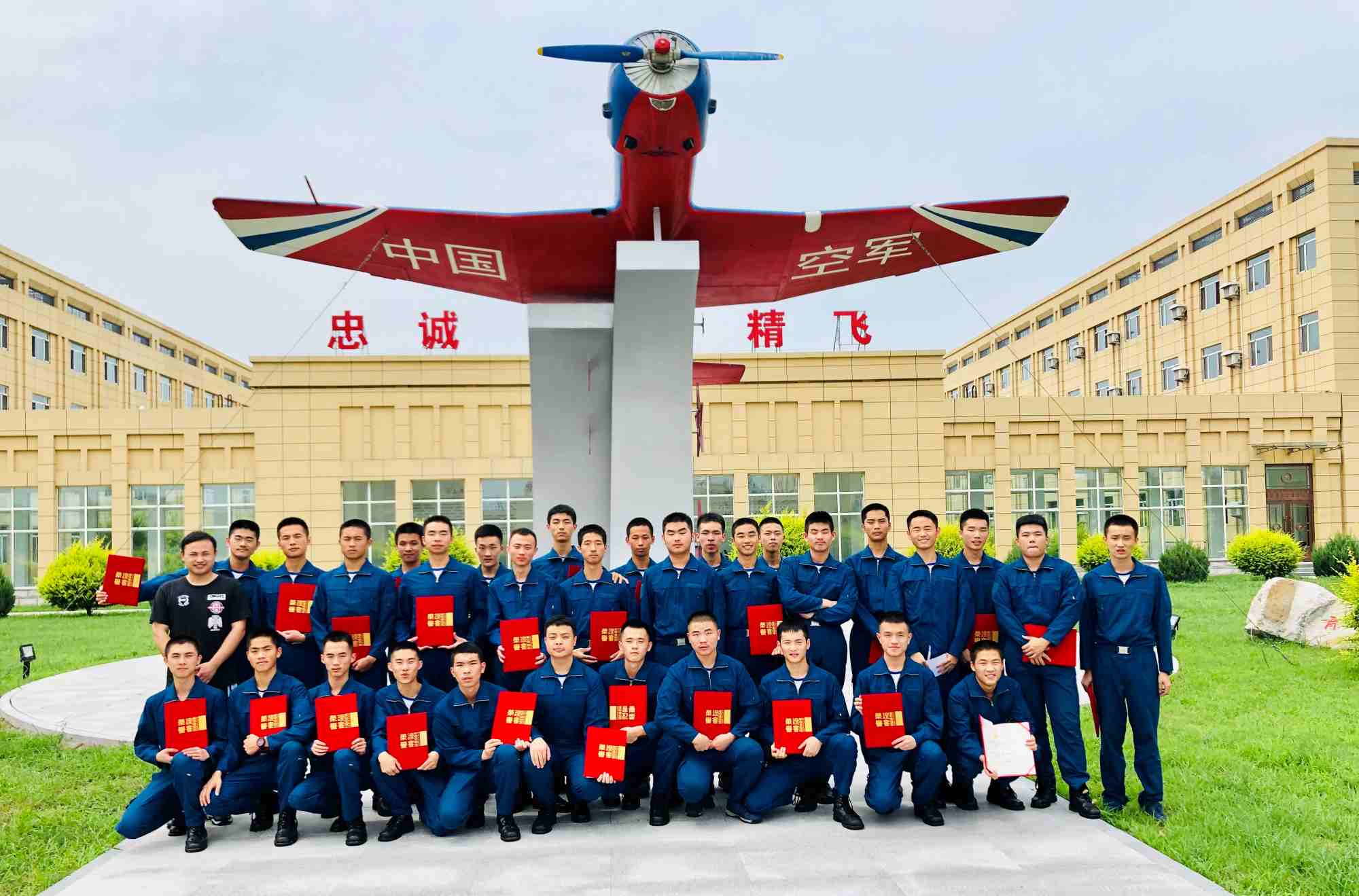 周南中学航空实验班学员赴空军基地体验飞行。受访单位供图