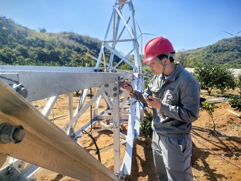 國網永州供電公司工作人員在220千伏水女線抗冰改造項目現場。單位供圖