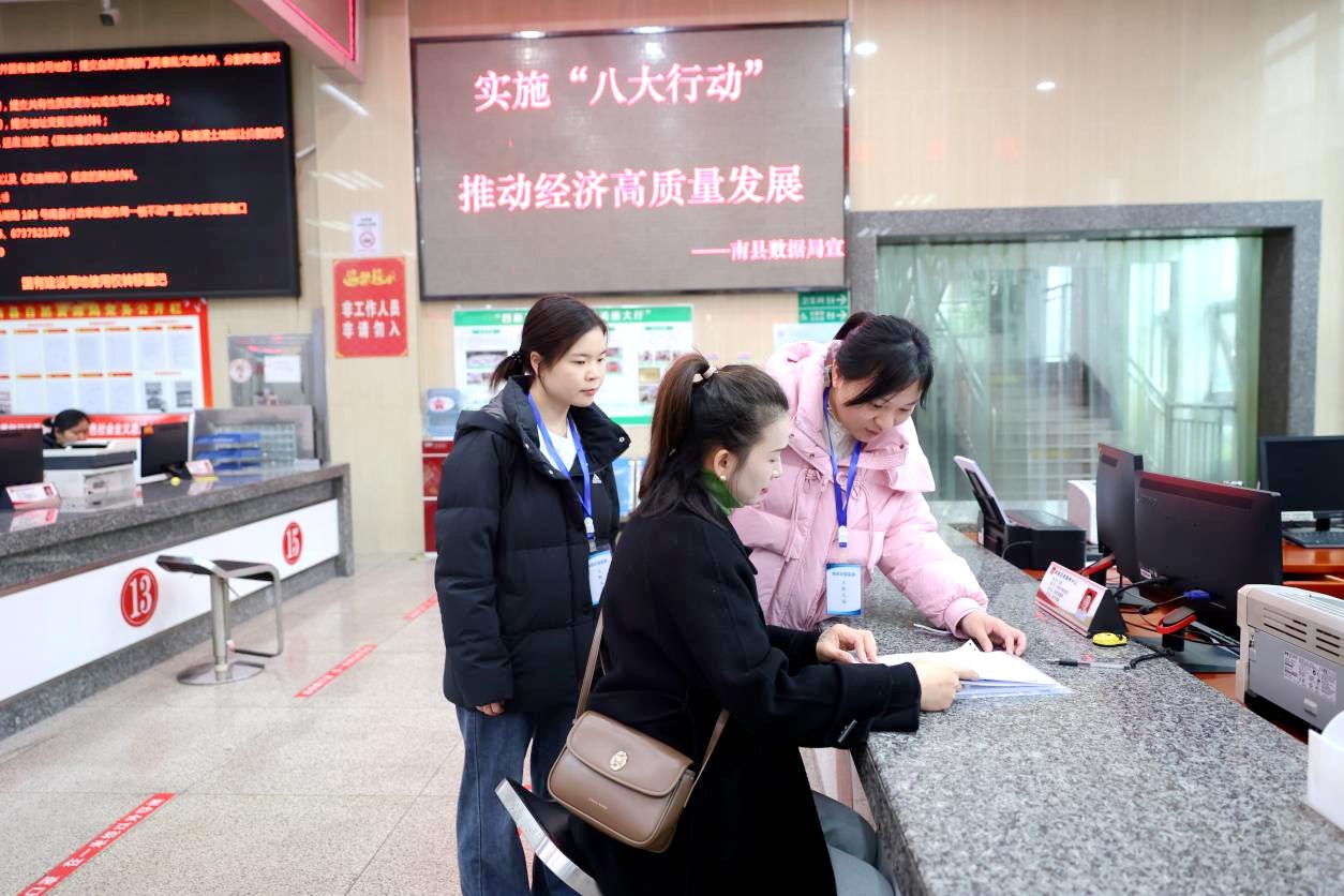 南縣紀委監委駐縣政府辦紀檢監察組工作人員在縣政務服務中心了解群眾辦事相關情況。姜琴 攝