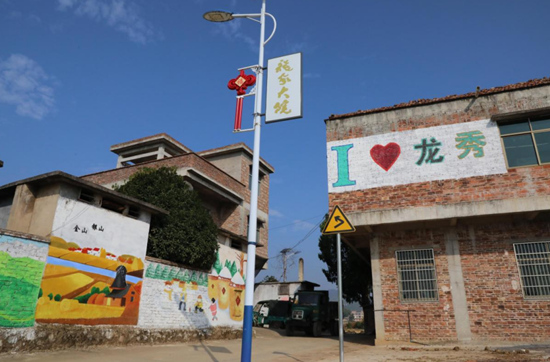 干群合力为老旧房屋画上艺术彩绘。周林凤摄