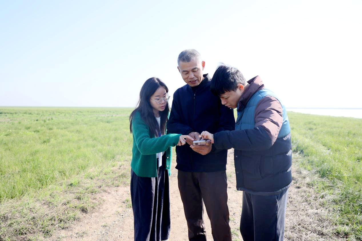 南县纪委监委驻县农业农村局纪检监察组工作人员在舵杆洲了解湿地巡护巡查、候鸟越冬准备工作等开展情况。（姜琴 摄）