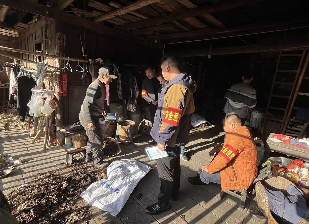 盤古鄉副鄉長劉輝帶領鄉干部開展萬人紅袖章戶戶大排查行動。資料圖