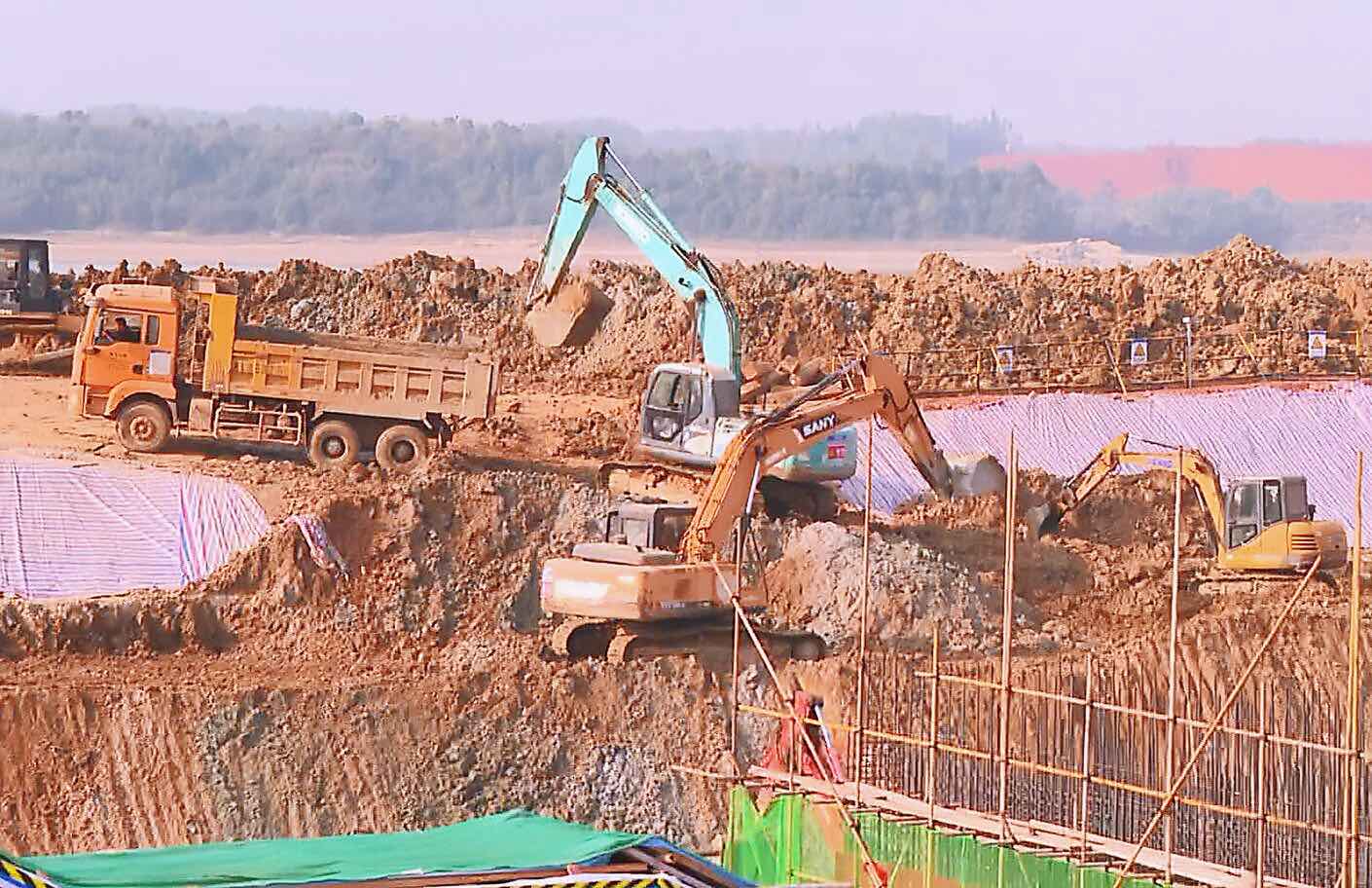 泵站主厂房导墙浇筑施工现场