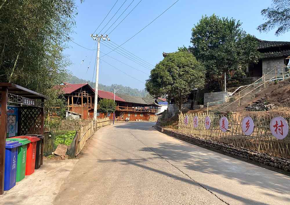 北溶乡干净整治的乡村道路。资料图