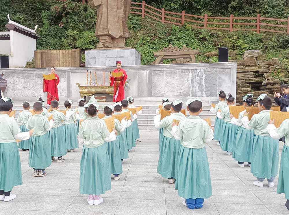 学子在中华书山文思广场诵读《中华书山赋》。邓浩然 摄影