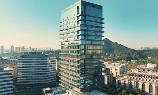 建成交付的百米高層盒式結構工業上樓項目。受訪單位供圖