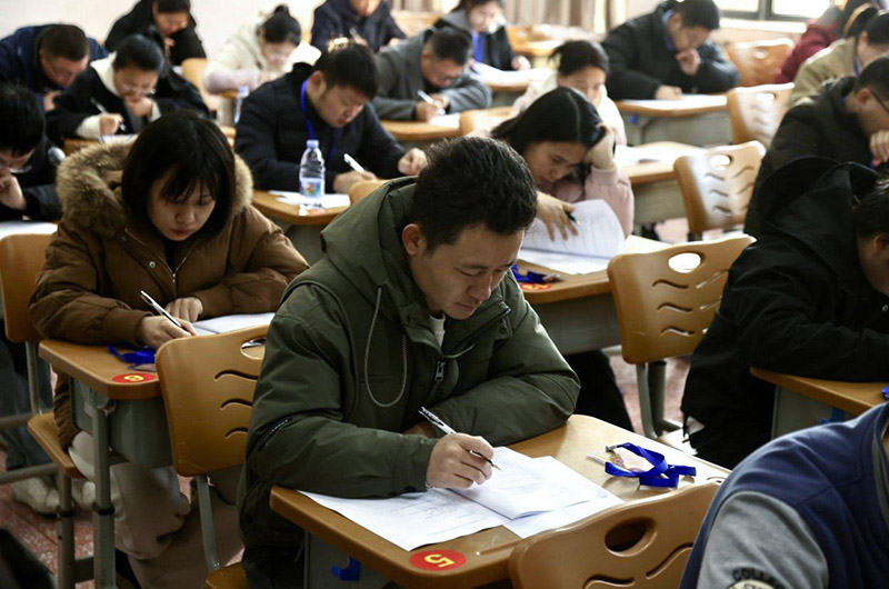 沉着答题。李根摄