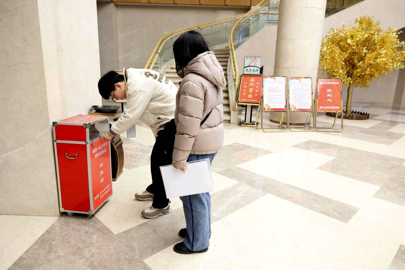 图为会风会纪监督员在各驻地酒店对纪律规定提示牌及会风会纪举报箱设置情况进行监督检查。刘慧摄