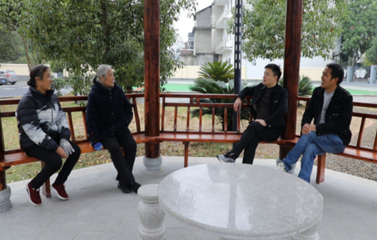 居民在改造后的小区凉亭休闲。周佳琳摄