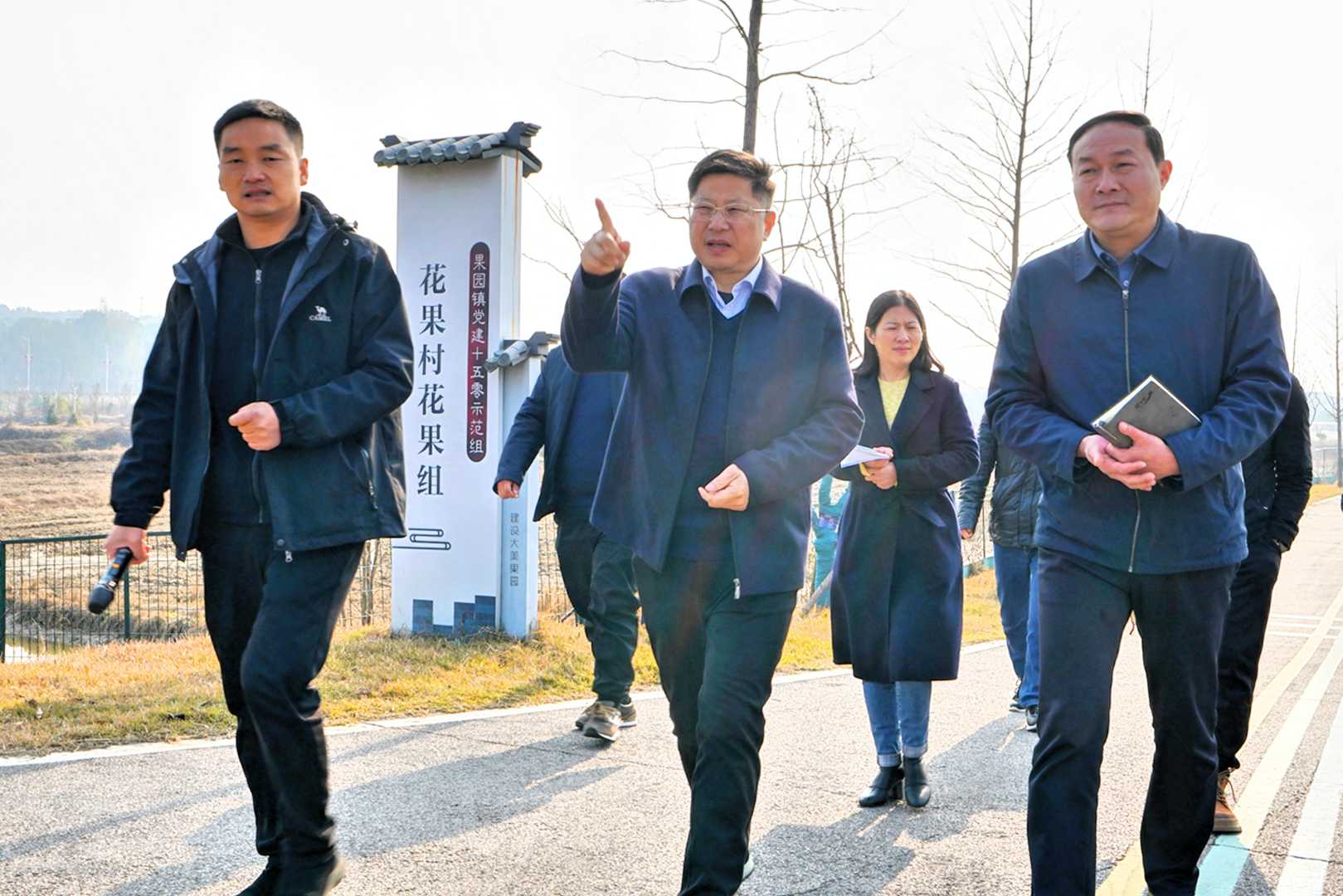 视察组一行实地视察和观摩人居环境综合整治（单位供图）