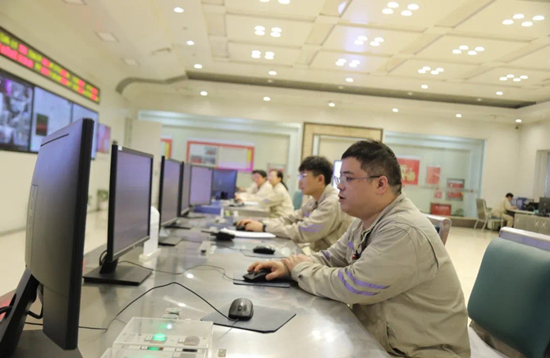 集控室运行人员精心监督盘。受访单位供图