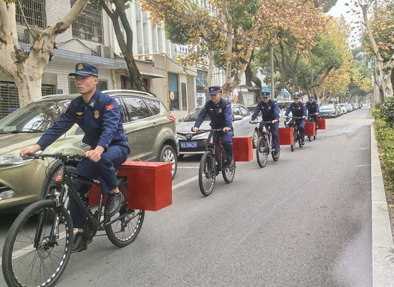 望城消防“骑行小分队“走街串巷开展消防宣传。望城消防供图