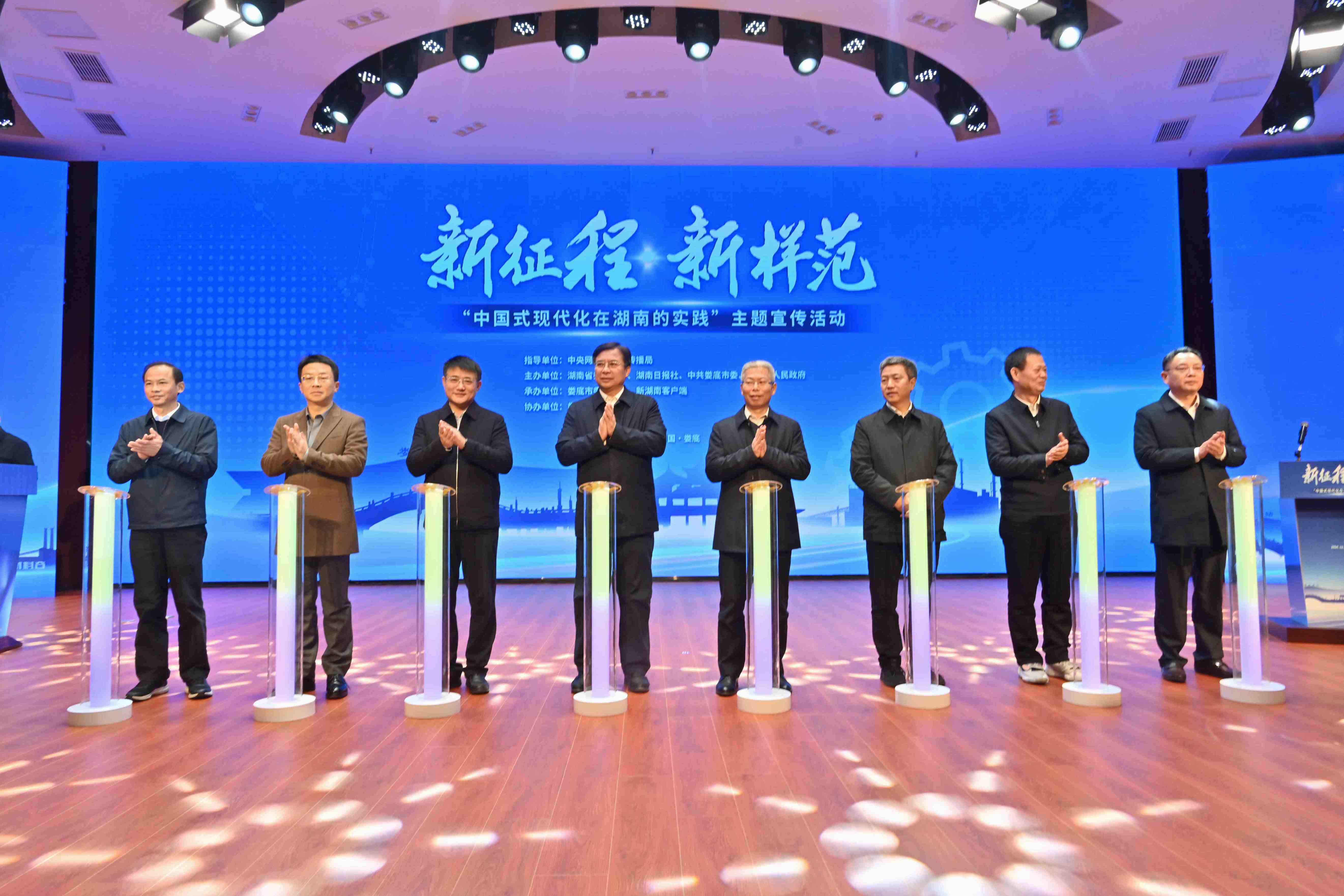 仪式现场。殷娜摄