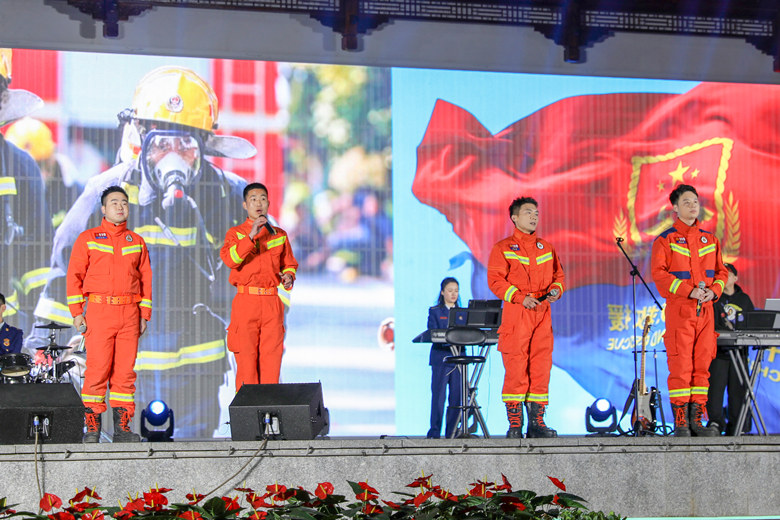 “藍雁樂隊“表演。衡陽消防供圖