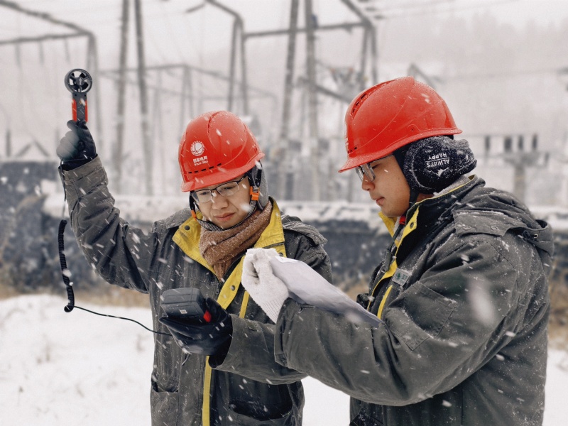 國網邵陽供電公司迎戰冰雪，保障群眾溫暖過冬。單位供圖