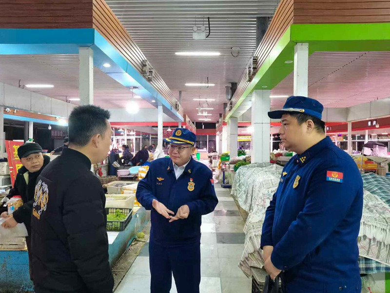 检查组在各地农贸市场开展消防安全检查（单位供图）