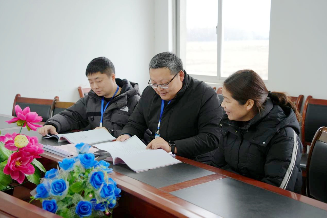 图为麻河口镇纪委工作人员在官正垸村翻阅村级“三资”管理相关台账，与村干部开展廉政提醒谈话。王征洋 摄