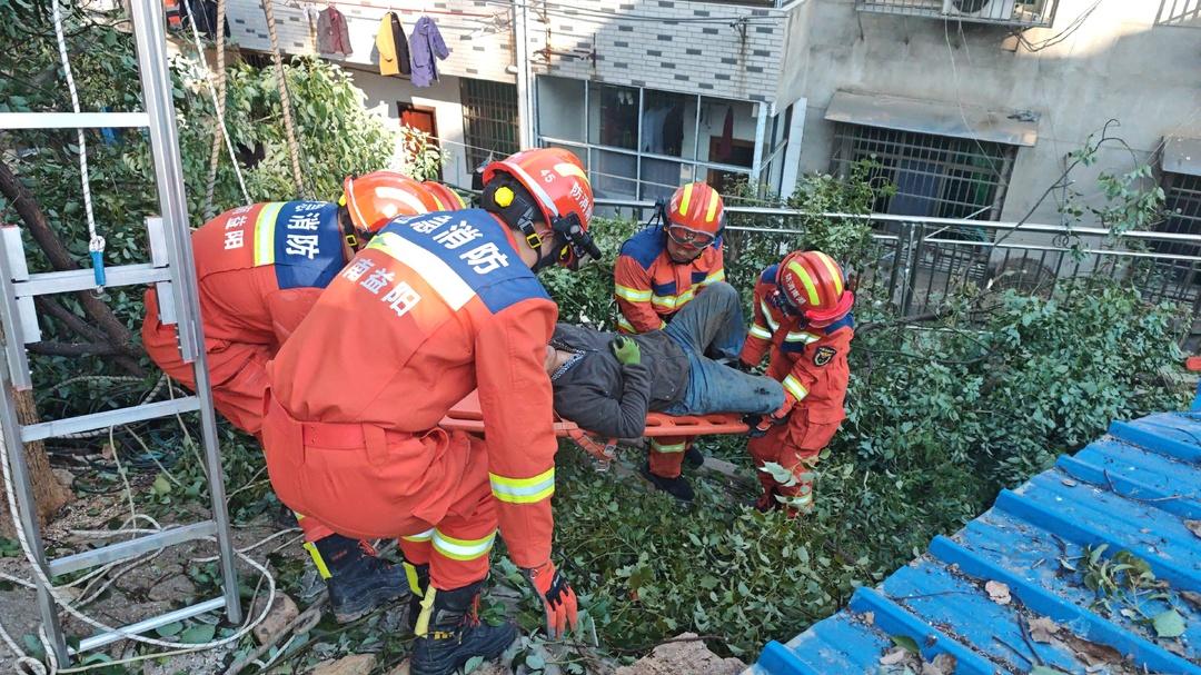 消防救援人員用擔架將傷者轉移至救護車所在地（單位供圖）