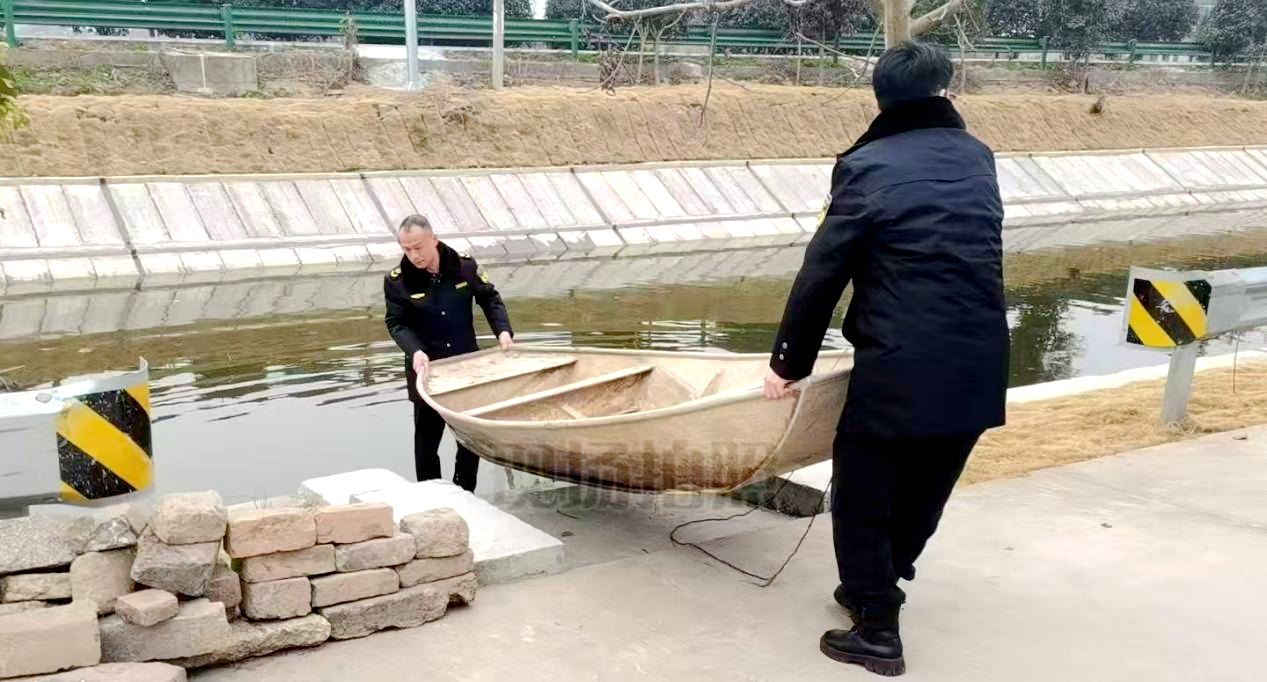 圖為執法人員清理涉漁“三無”船舶。尹會強攝 - 副本