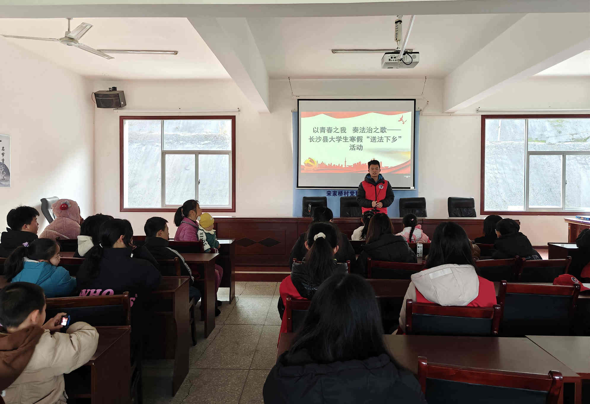 2024年1月，长沙县司法局组织大学生普法志愿者开展法治讲座。单位供图