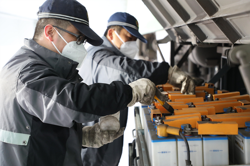 動集動車組地勤機械師為蓄電池做保養。譚軼夫攝