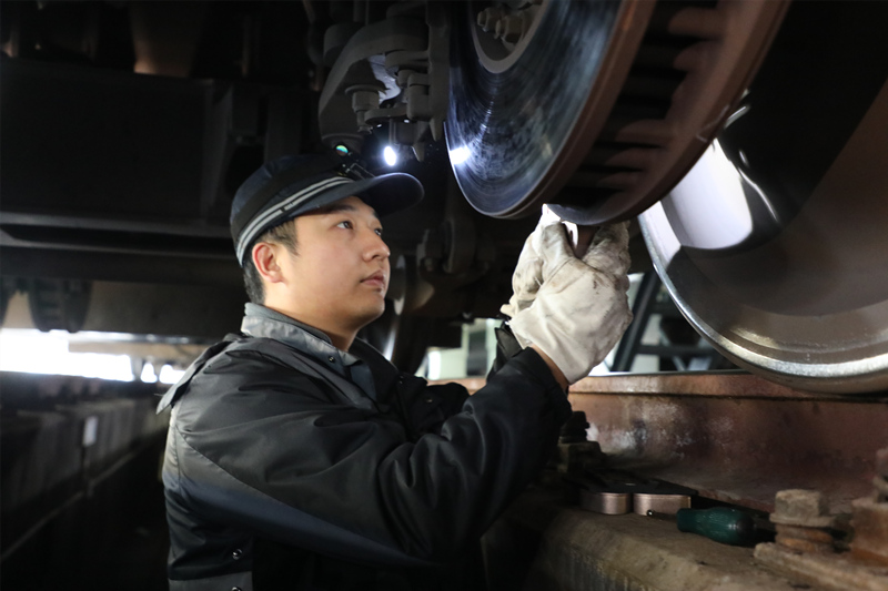 動集動車組地勤機械師在更換閘片。譚軼夫攝