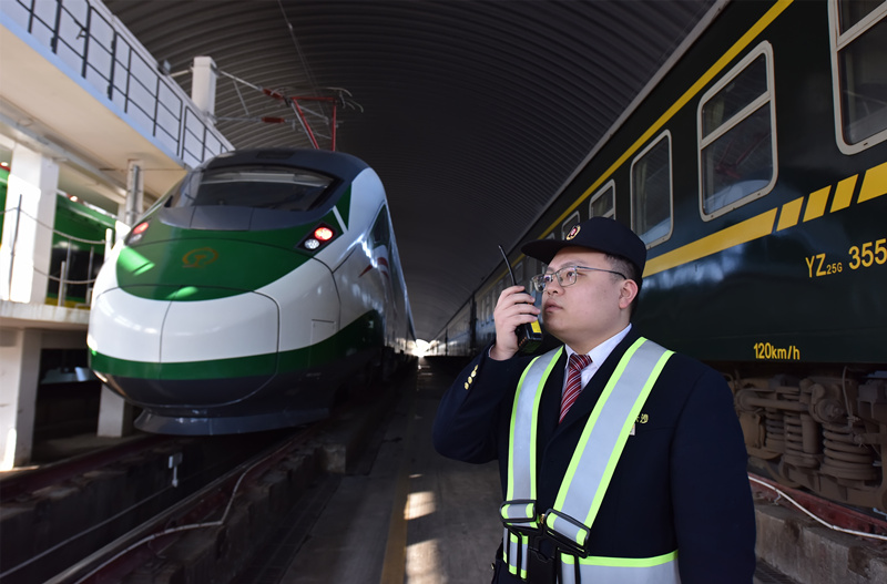 動集動車組隨車機械師在出庫作業。胡盛平攝