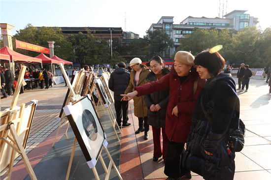 2025年绥宁县新时代新春联“百千万”艺术工程启动仪式现场美术作品展。受访单位供图