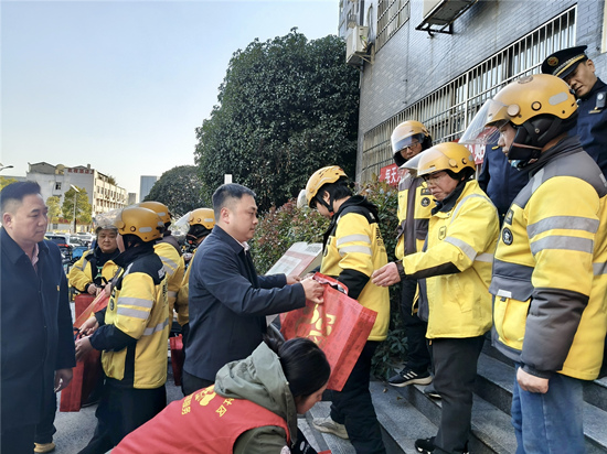 快遞小哥拿到“溫暖”禮包。受訪單位供圖