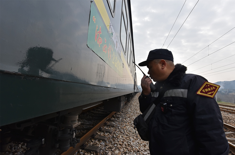 中午，长沙车辆段怀化乘务车间作业人员在梅江站检查车辆状态。胡盛平摄