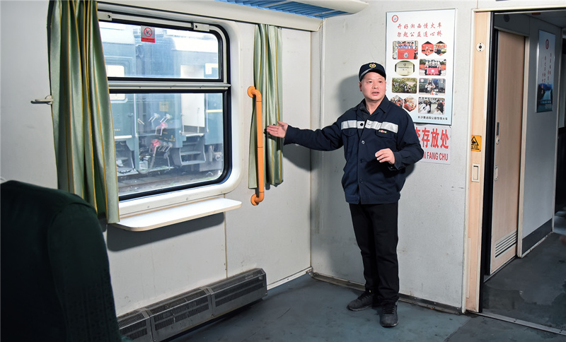 长沙车辆段专门在“慢火车”车厢两端通过台、边门处加装安全扶手，辅助挑货村民安全通行。张楚义摄
