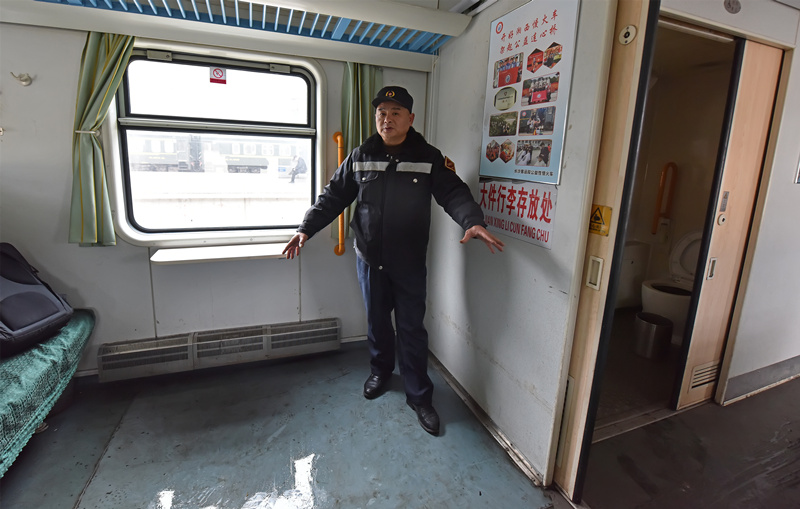 长沙车辆段专门拆除“慢火车”车厢两端部分座椅、茶几，便于村民放置农产品。胡盛平摄