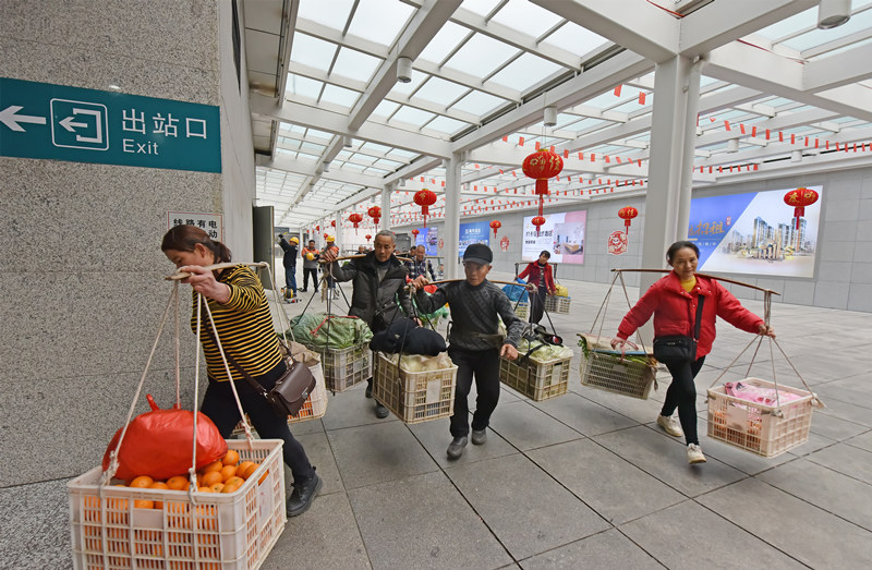 湘西村民在铜仁站下车后赶往农贸集市。胡盛平摄