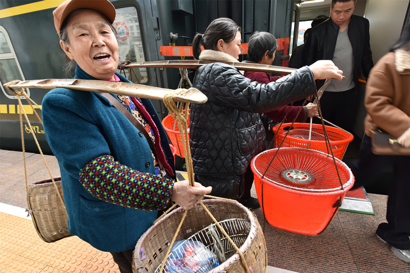14时，村民结束农产品售卖后踏上归途。胡盛平摄