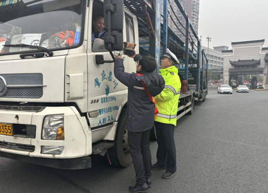 免費給有需要的車主發放方便面。受訪單位供圖