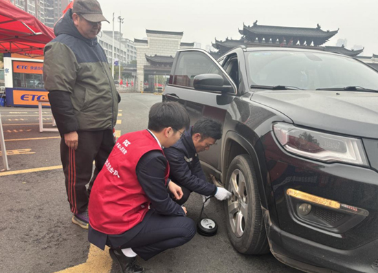 服務人員對車進行維修。受訪單位供圖