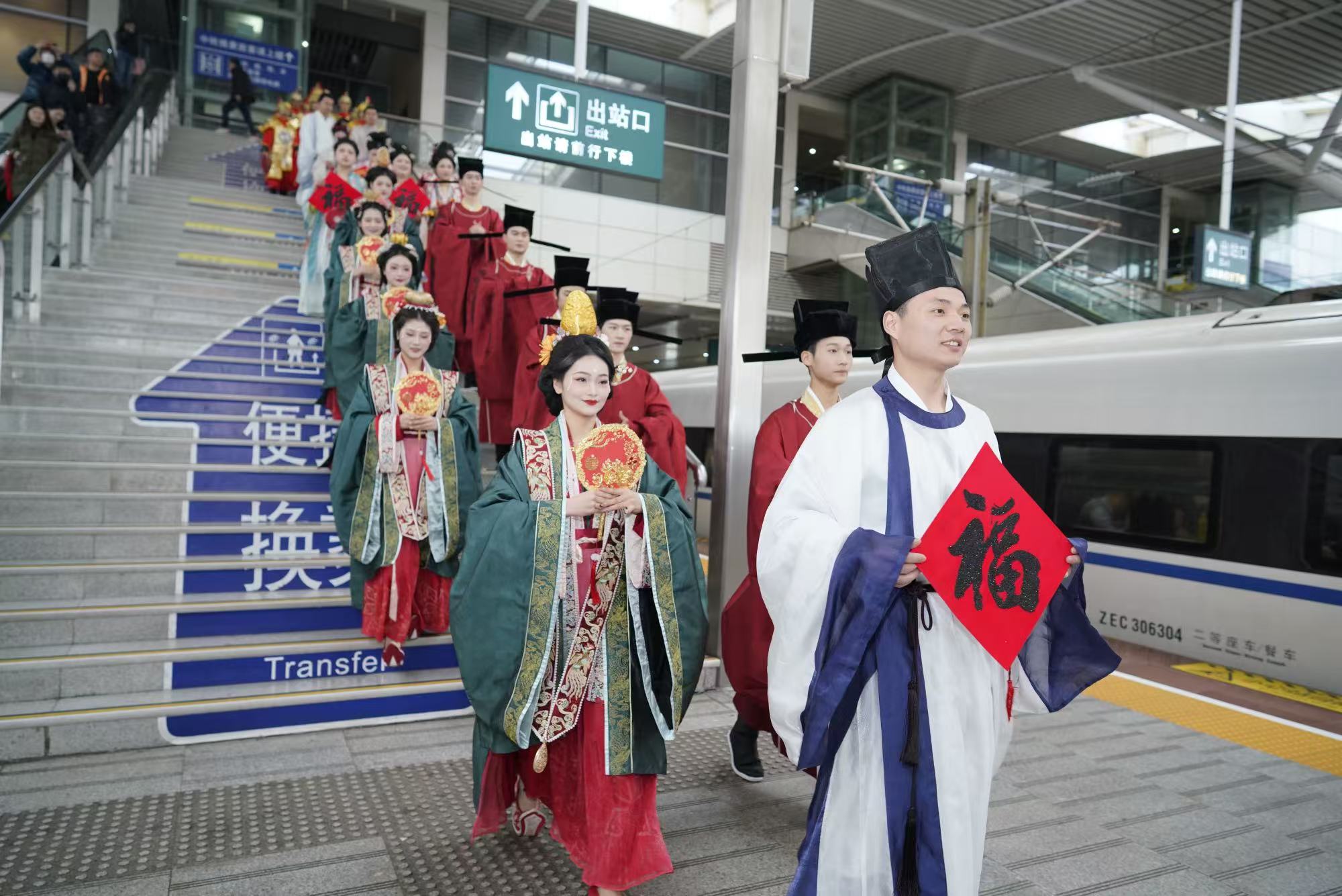 “快閃”演員送祝福。單位供圖